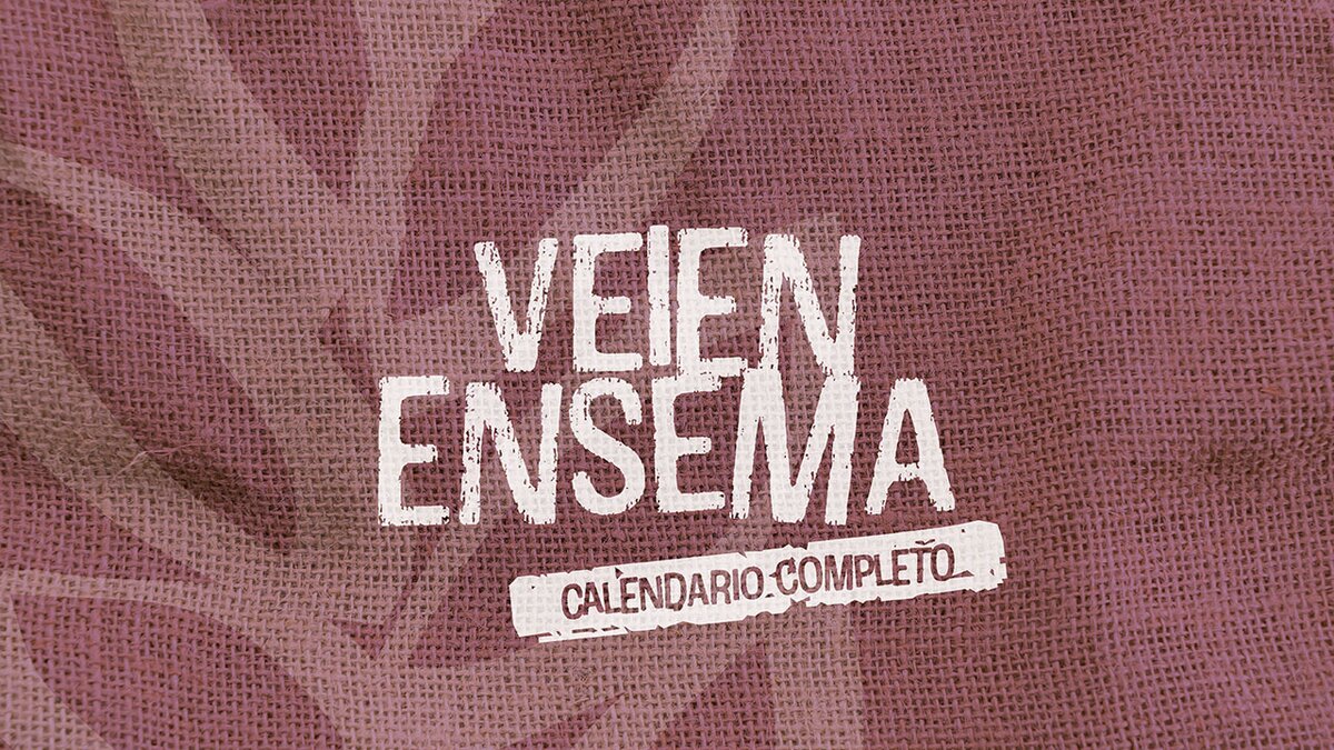 Cover della rassegna “Veien ensema” dell’Ecomuseo della Segale: scritta bianca centrale su sfondo in trama di juta rosata con logo dell'Ecomuseo della Segale sullo sfondo, tono su tono. Fine descrizione della fotografia.